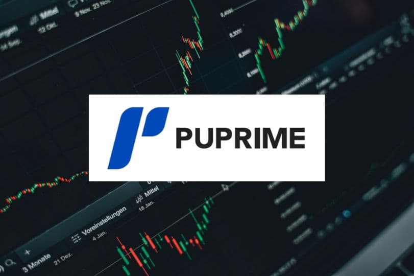 Logo PU Prime sur bandeau blanc, devant un écran de trading affichant des graphiques en chandeliers