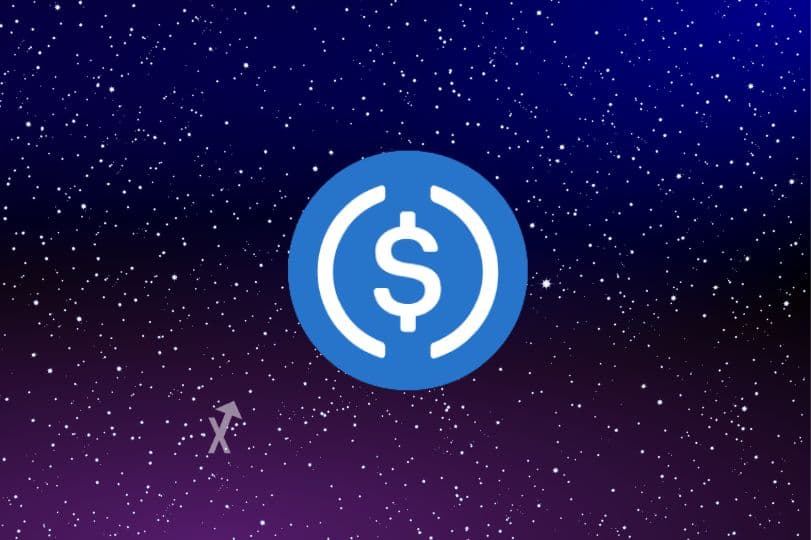 Logo bleu de l'USDC, symbole dollar entre parenthèses, sur un ciel étoilé violet