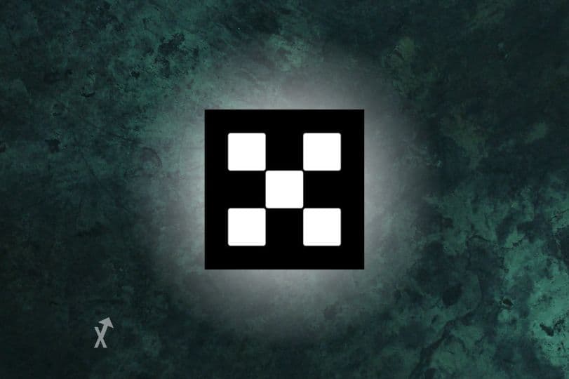 Logo noir et blanc d'OKX en damier, éclairé au centre d'un fond texturé vert sombre