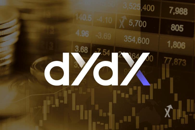 Logo dYdX blanc sur un tableau de cotations et un graphique en chandeliers aux tons dorés