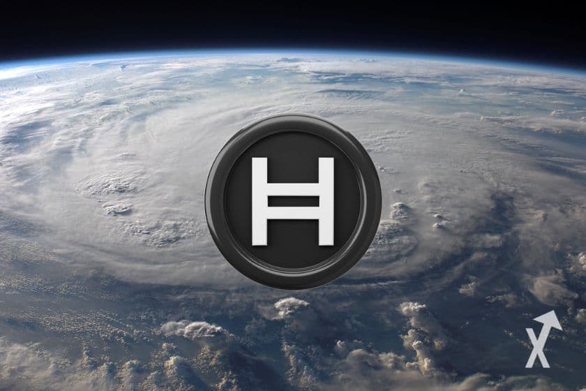 Logo Hedera, un H blanc sur jeton noir, devant la Terre vue de l'espace et un cyclone