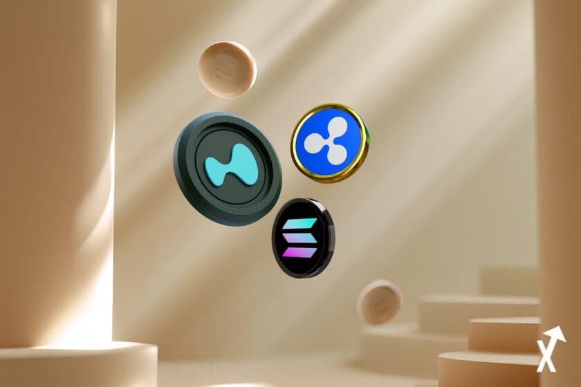 Jetons Hyperliquid, XRP et Solana flottant avec deux pièces beiges dans un décor de colonnes claires